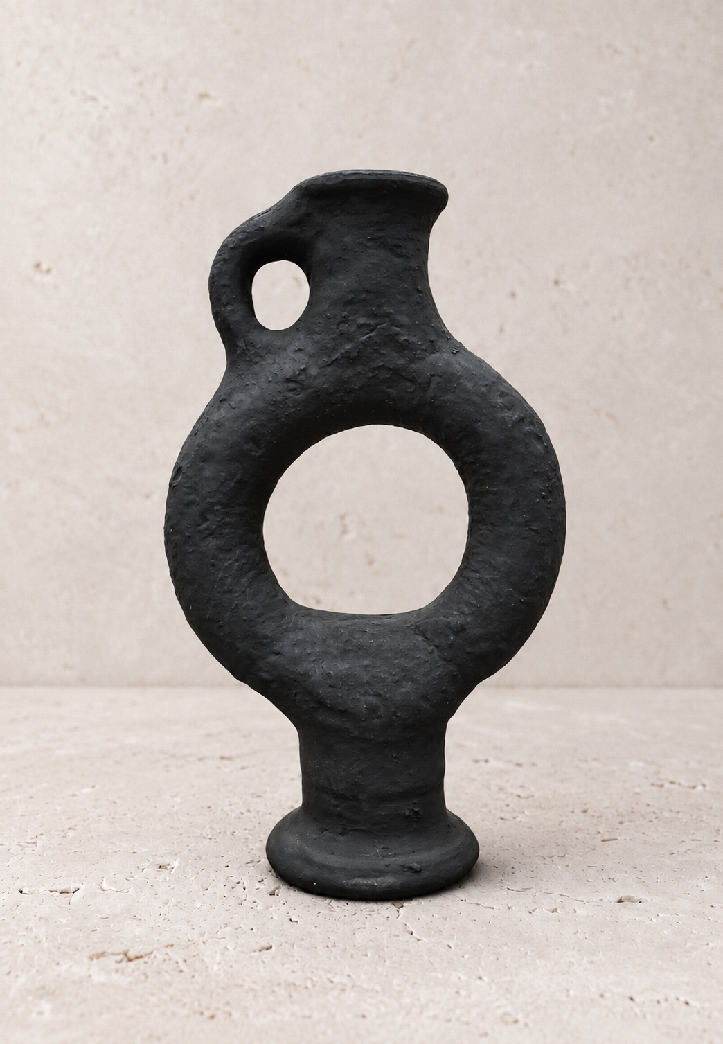 Jarrón Obsidian de Casarin, cerámica negra mate en forma de anillo con centro abierto y asa en bucle