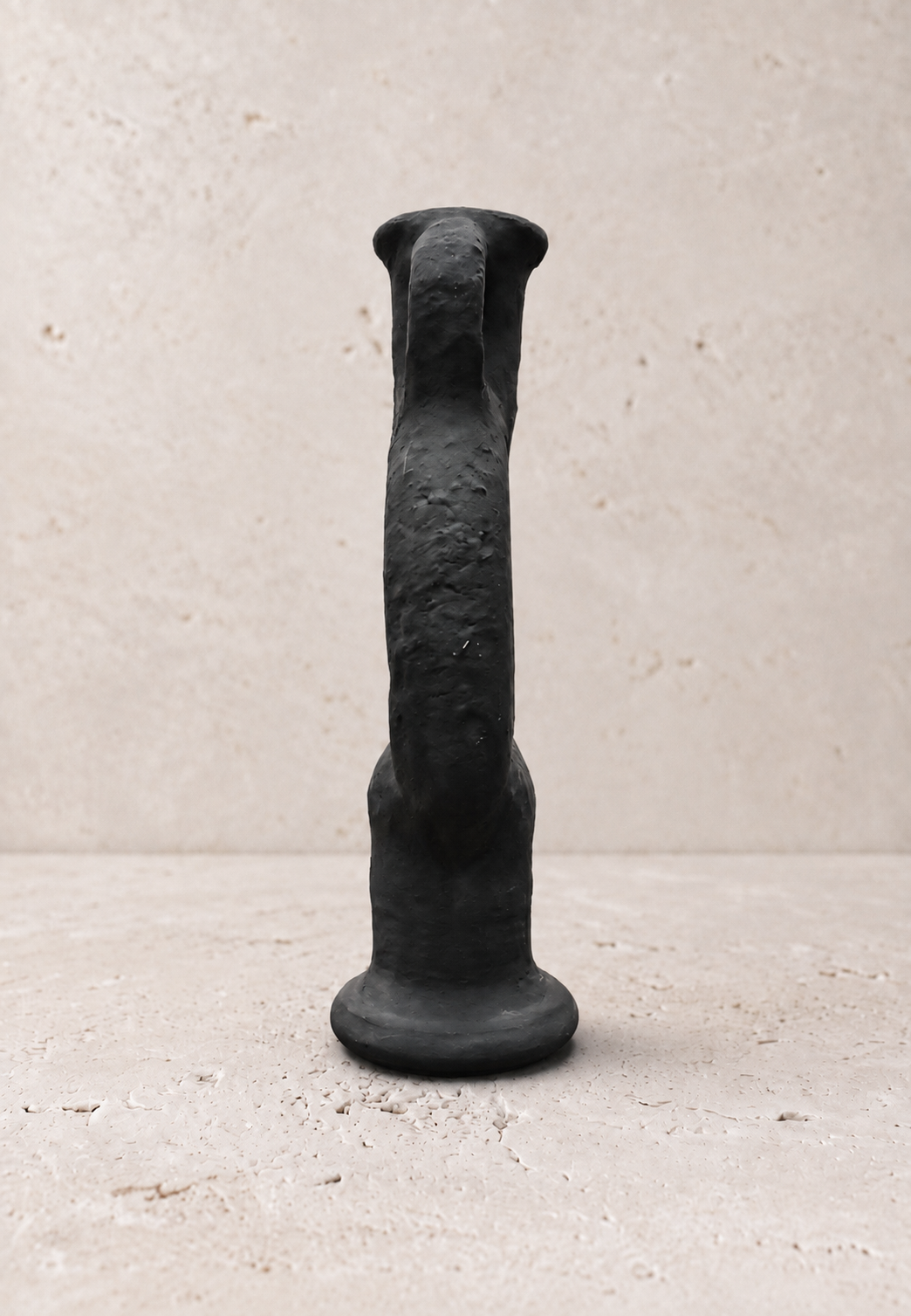 Jarrón Obsidian, vista lateral de la cerámica escultórica negra mate
