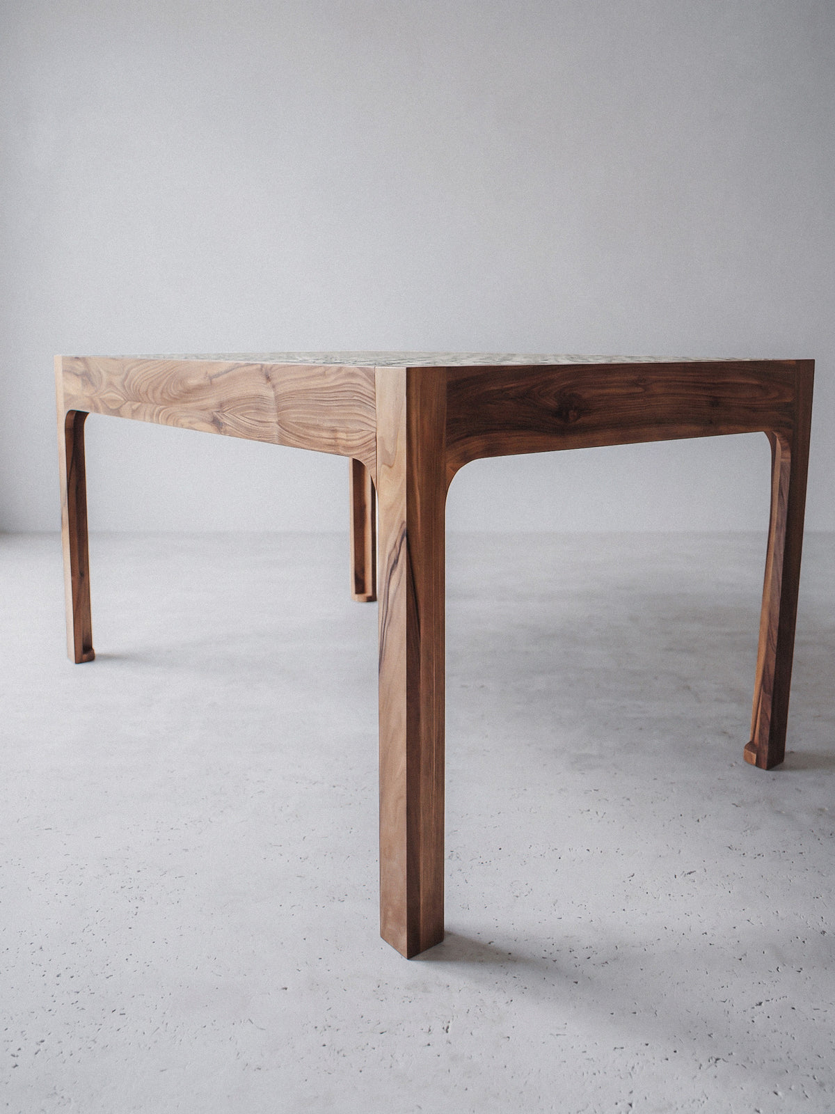 Mesa de nogal con tablero de cerámica verde de Tamegrout en un interior contemporáneo