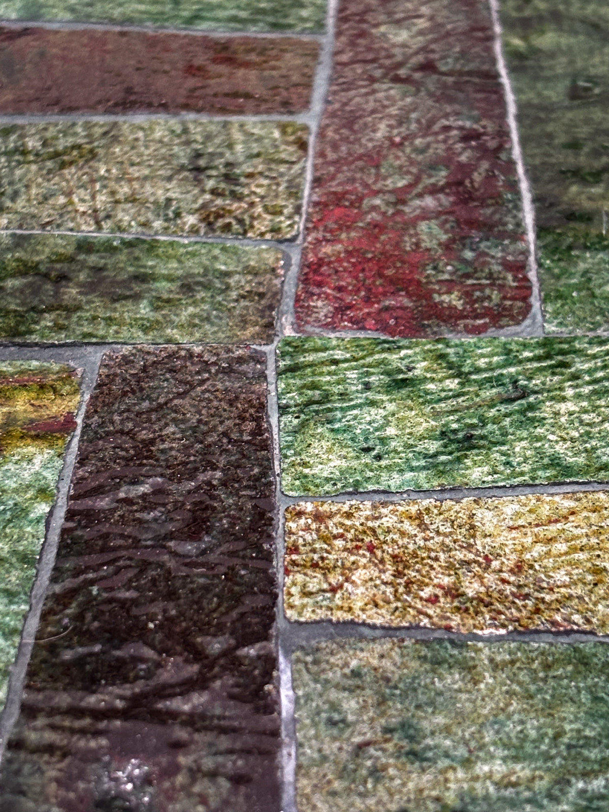 Mesa escultórica de nogal y Tamegrout fotografiada en el taller