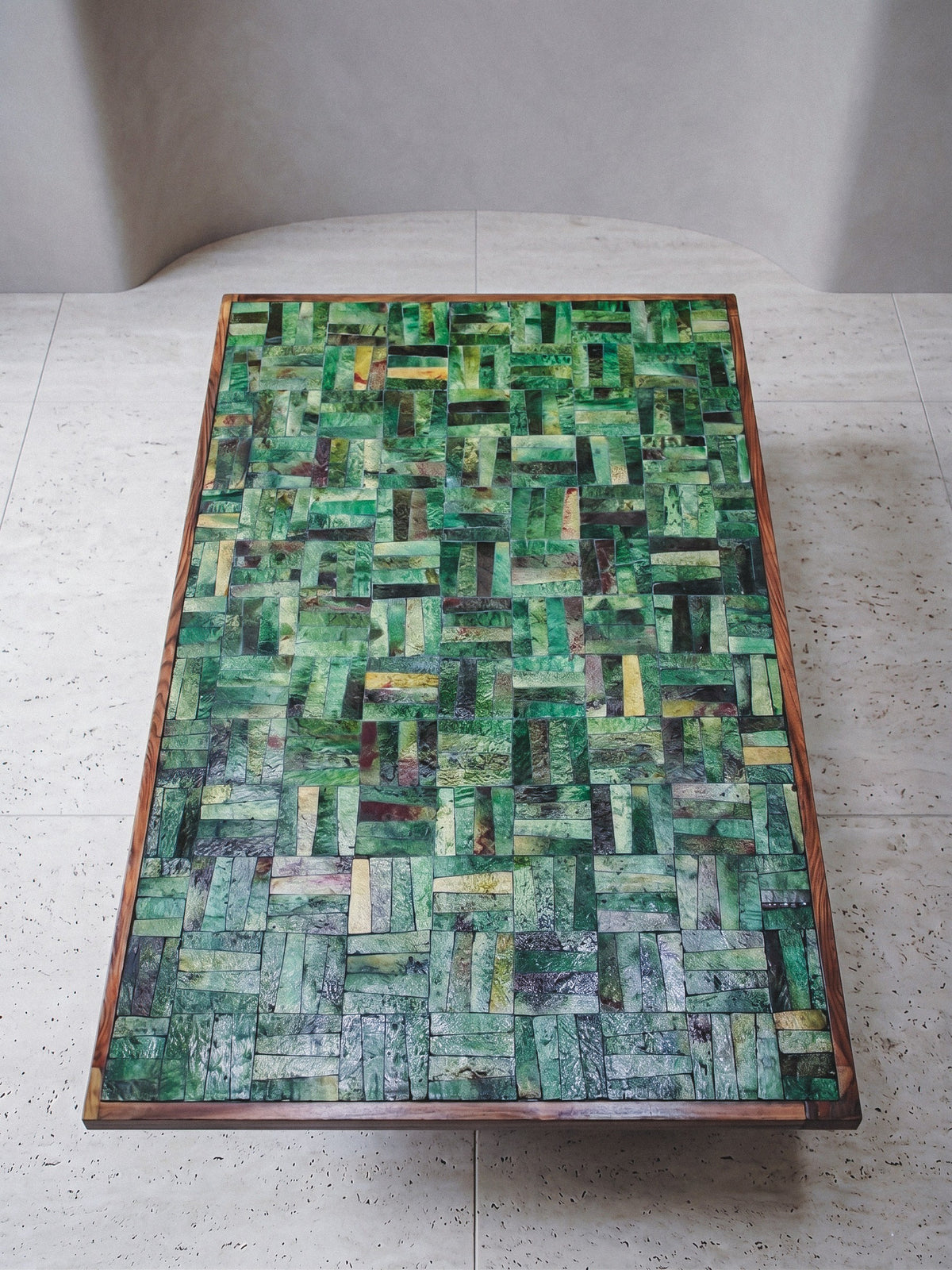 Mesa de colección de Casarin en nogal con tablero de cerámica verde, ambientada